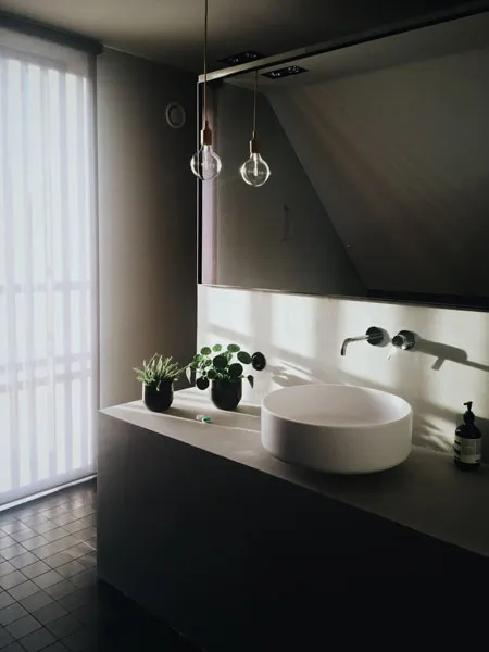 A bathroom with warm lightnings setting